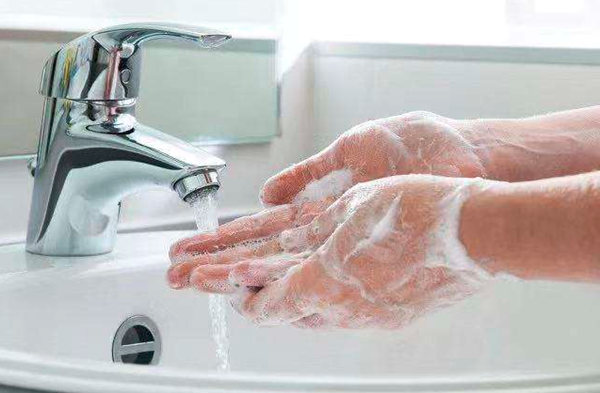 手を洗う